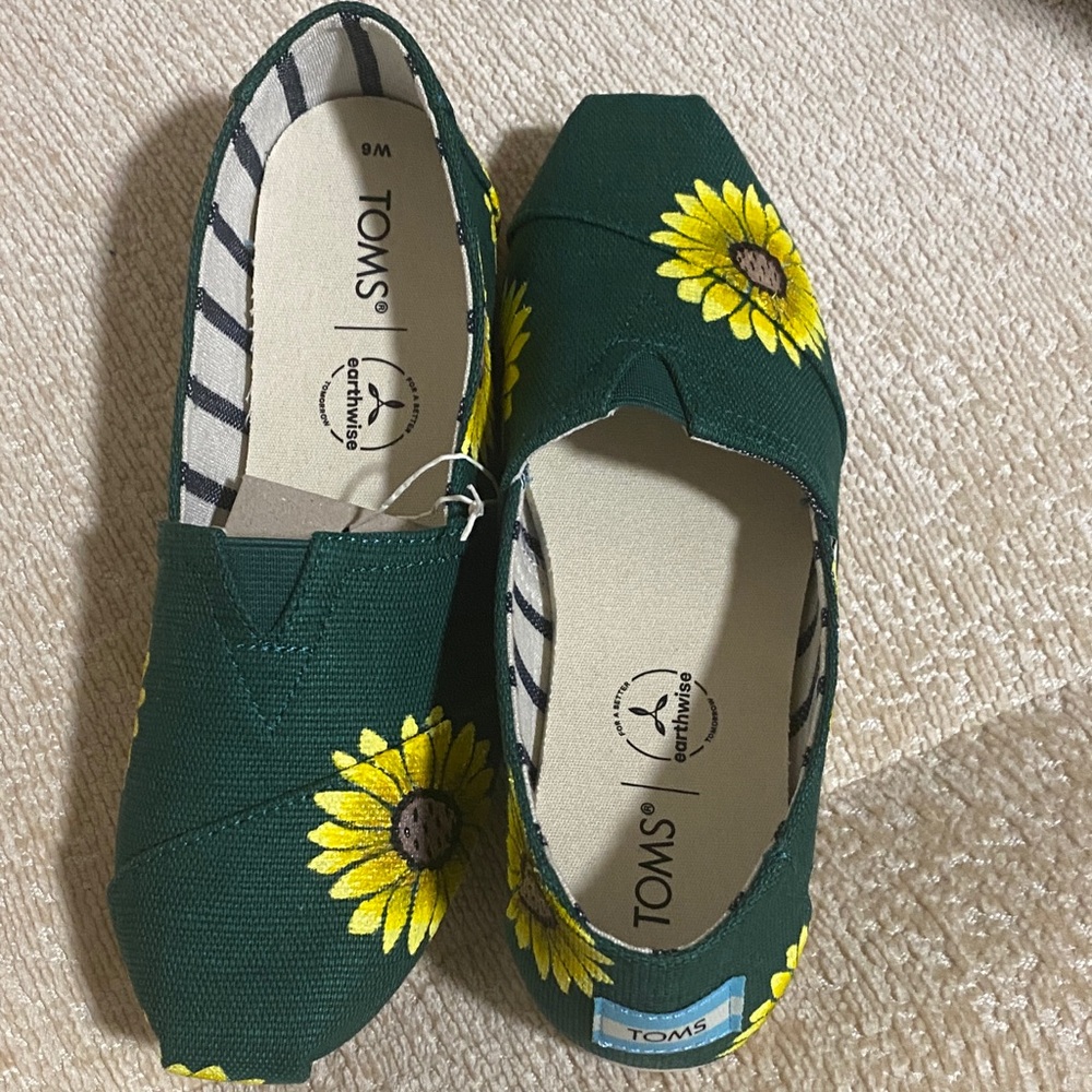 Hand painted Tom’s in women’s size 6